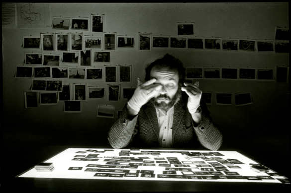 Michel Campeau, Autoportrait à la table lumineuse, 1984, photo noir et blanc, tirage argentique, 40 x 50 cm.