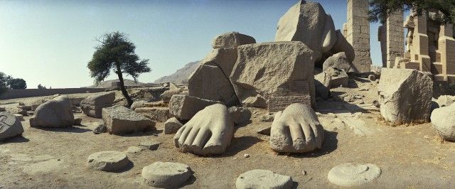 Pieds de la statue de Ramsès, tirage chromogène, 76 cm x 101.5 cm.