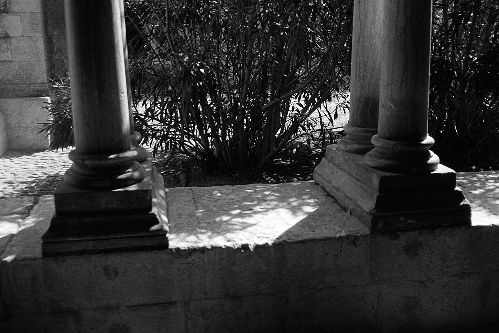 Ensemble 4, détail 5 (Saint-Trophime), tirage argentique noir et blanc, 53 cm x 76 cm