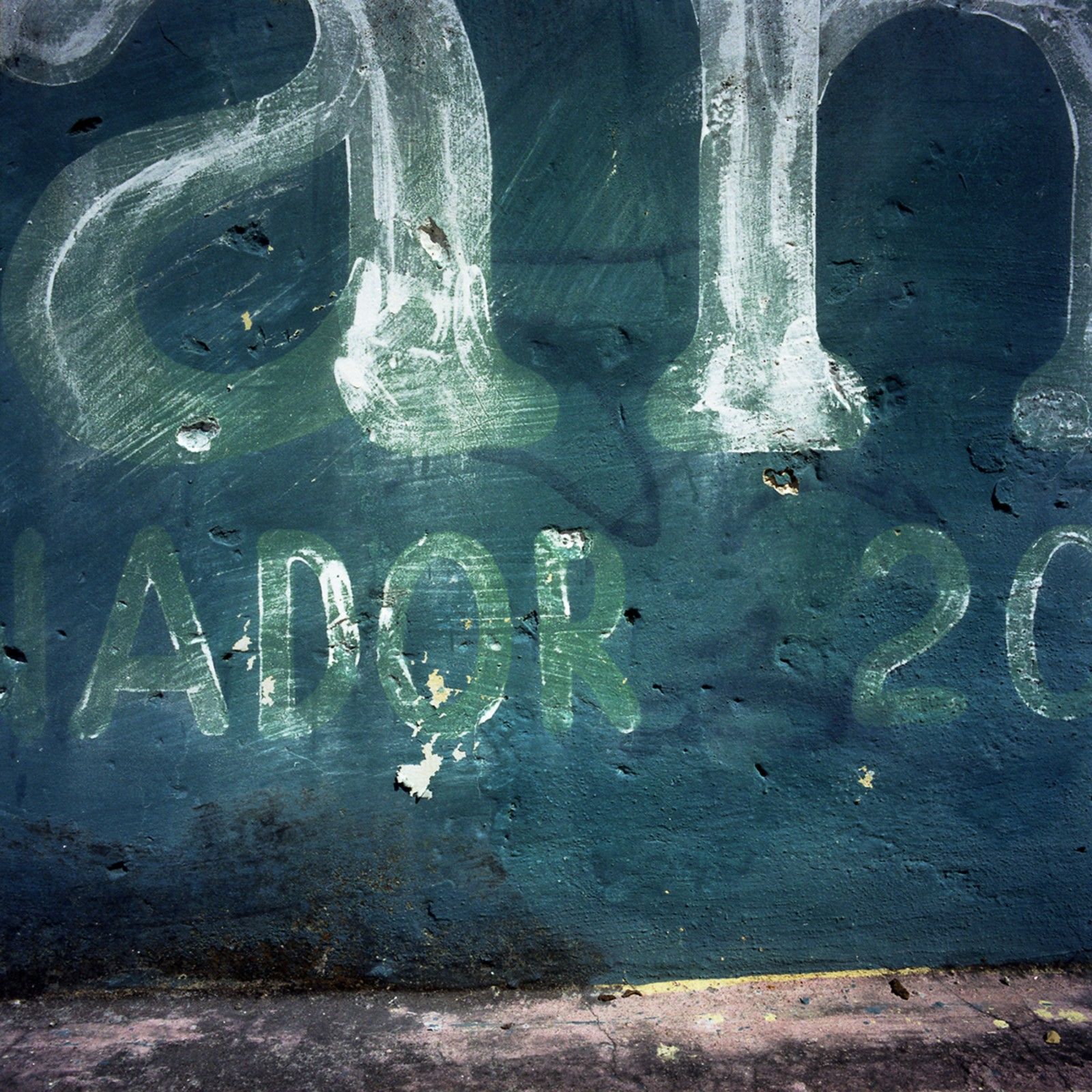 Triptyque 4, détail 3 (Mur ador 20), tirage chromogène, 76 cm x 76 cm
