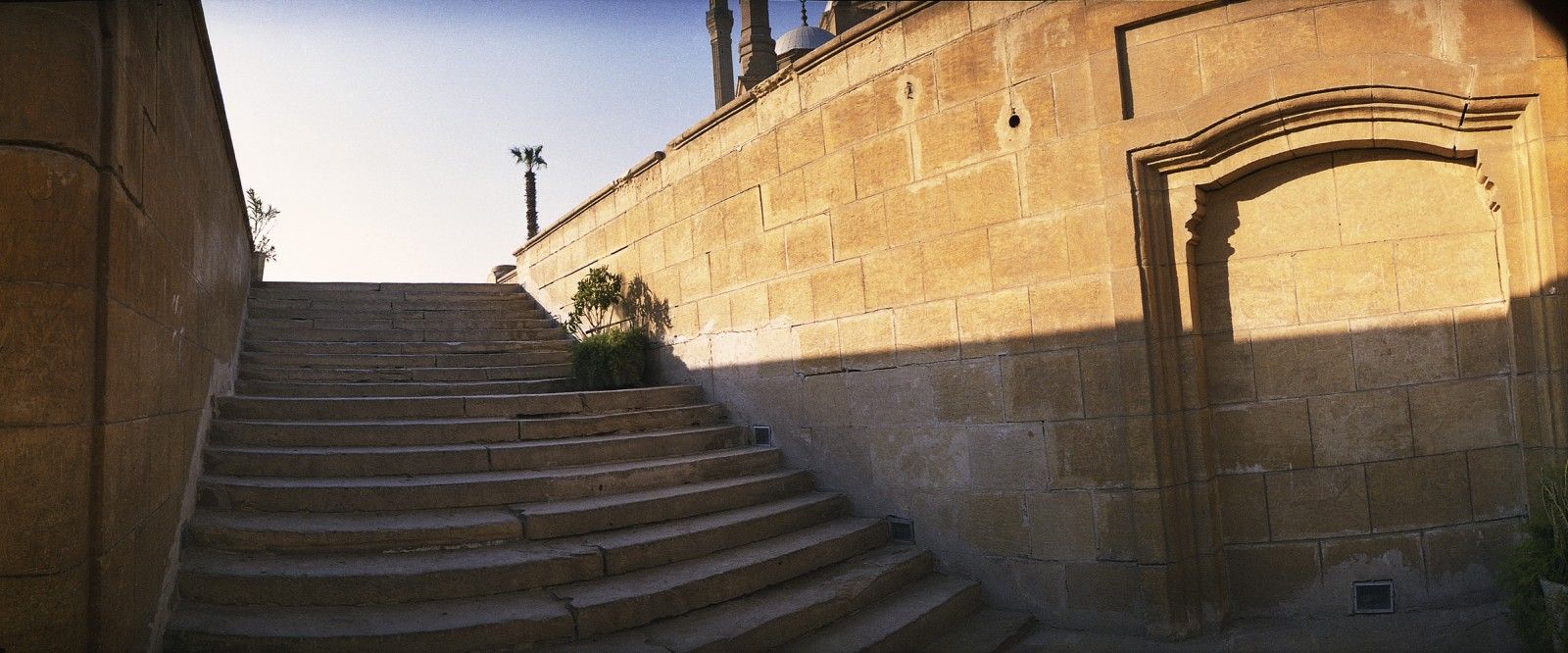 Escalier, Citadelle du vieux Caire, tirage chromogène, 101.5 cm x 137 cm.