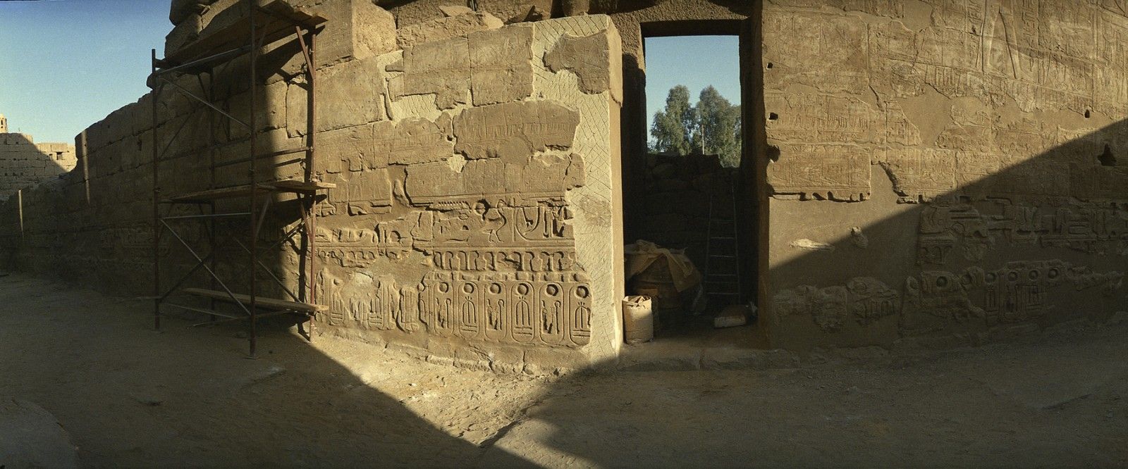 Porte et muraille, Louxor, tirage chromogène, 101.5 cm x 137 cm.