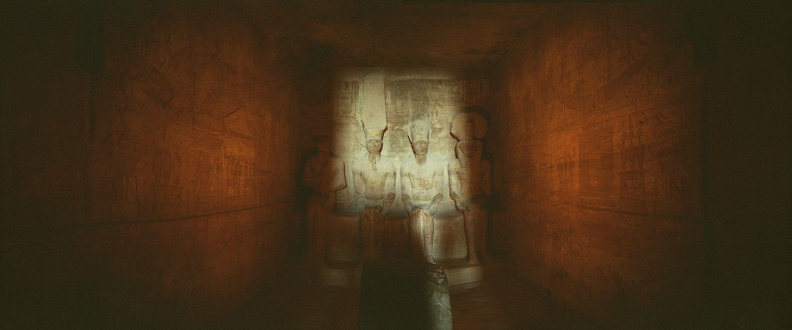 Intérieur de temple, Abou-Simbel, tirage chromogène, 101.5 cm x 137 cm.