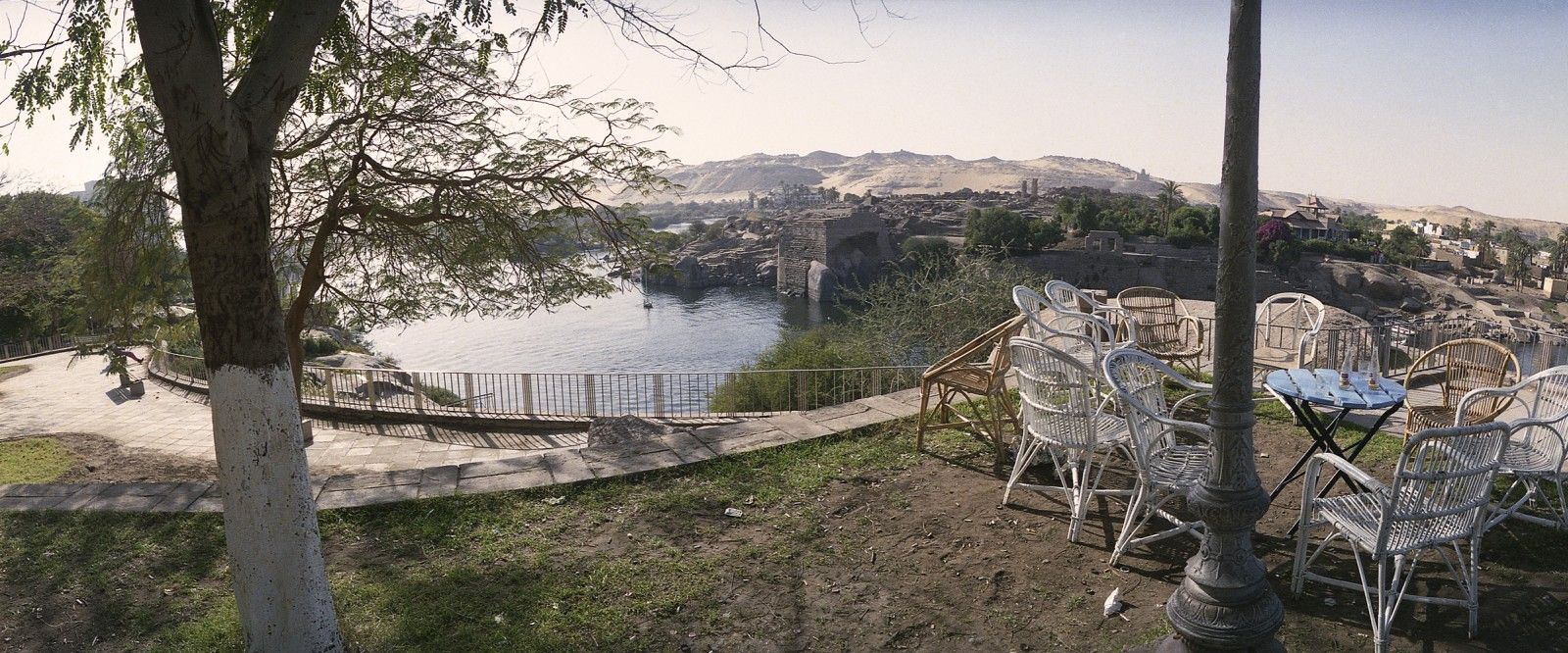 Terrasse à Assouan, tirage chromogène, 101.5 cm x 137 cm.